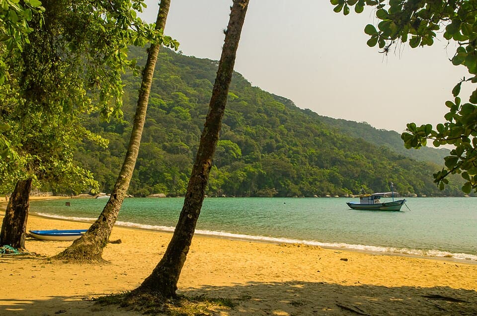 Boat anchored near the shore at Praia do Pouso, Ilha Grande