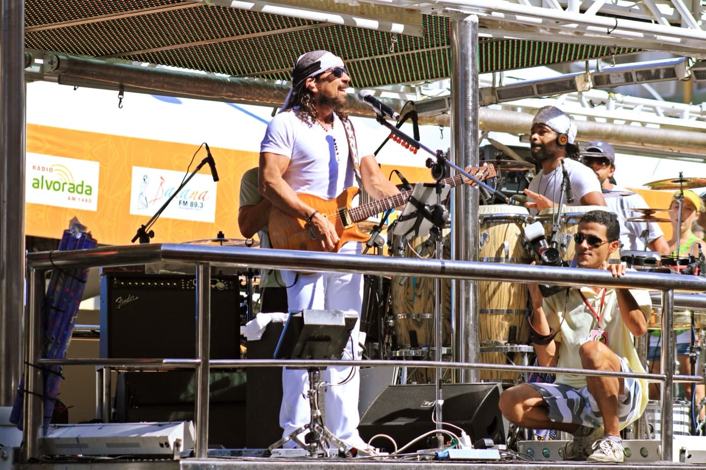 Chiclete com Banana performing on top of the Bloco Camaleão trio elétrico on the Osmar circuit during Carnival 2012 in Salvador.