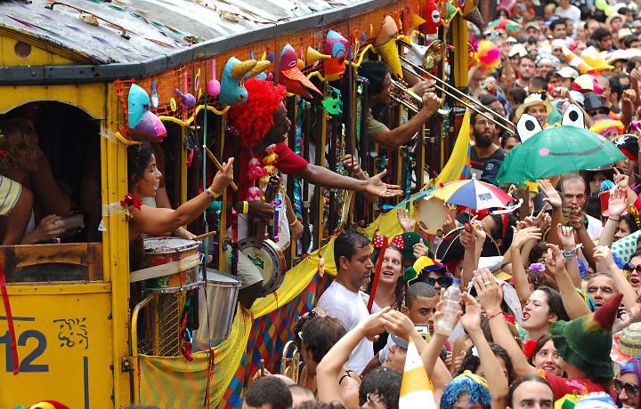 Bonde de Santa Teresa packed with musicians and people celebrating Carnival in Rio de Janeiro.